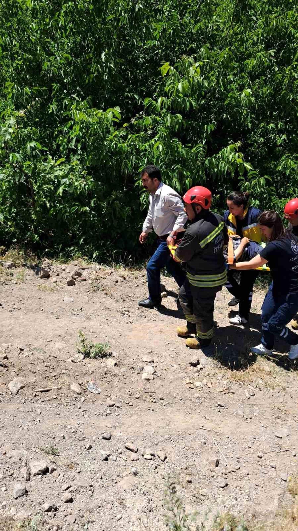 Ağaçtan su kanalına düşen şahıs yaralandı