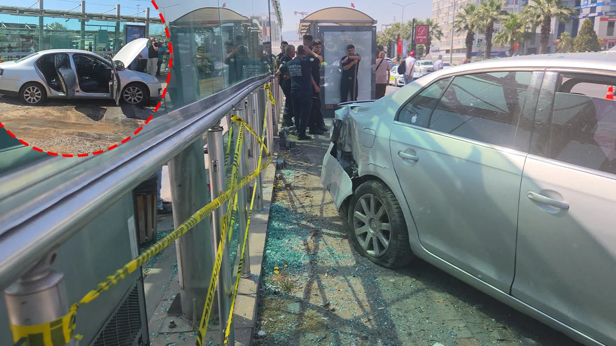 Samsun’da feci kaza! Otomobil tramvay istasyonuna çarptı: Yaralılar var!