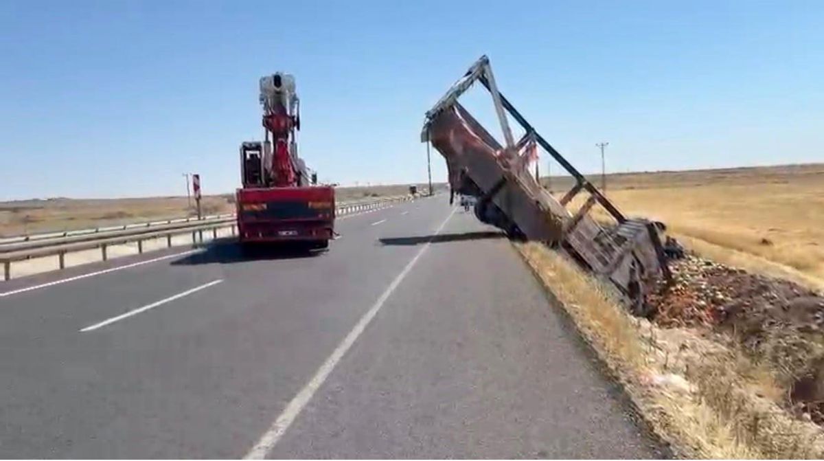 Şanlıurfa'da karpuz yüklü kamyon şarampole devrildi: 2 yaralı