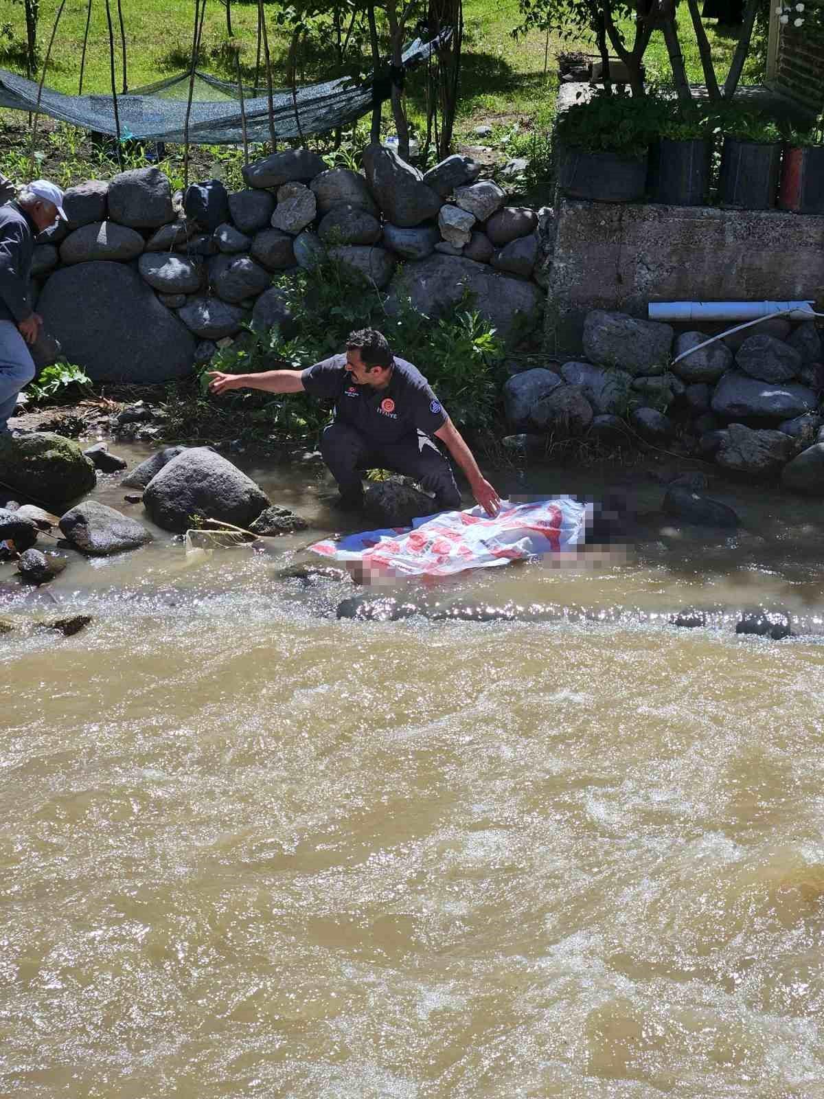 Erzurum'da acılı piknik: Köprüde barfiks çekerken dereye düşen genç hayatını kaybetti