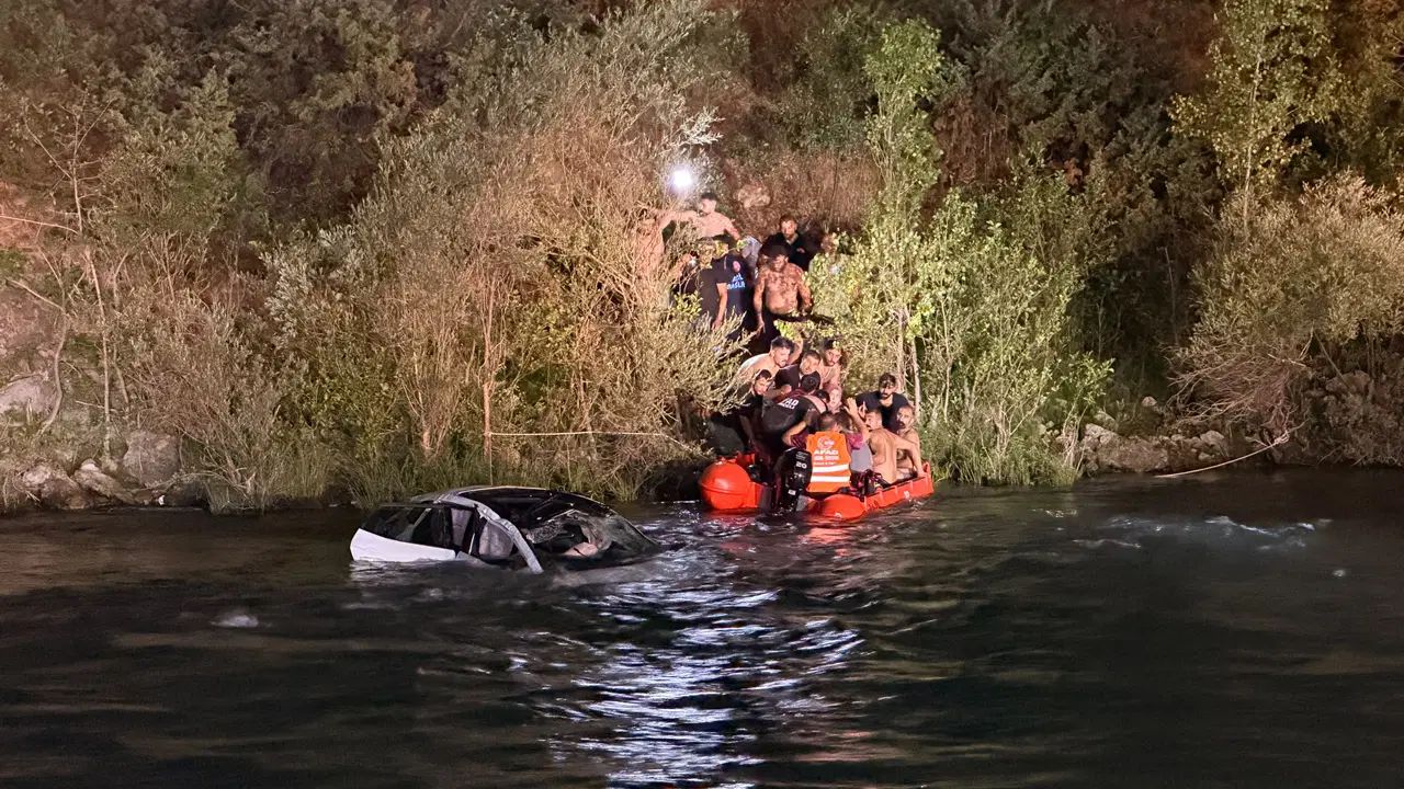 Araç takla atıp Munzur Nehri'ne düşmüştü: Kazada yaralanan kadın kurtarılamadı