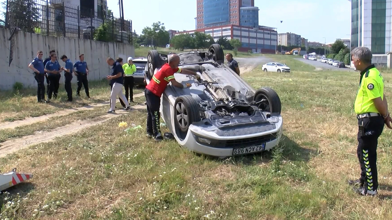 Mahkeme otoparkında hakimin kullandığı otomobil 2 metreden düştü
