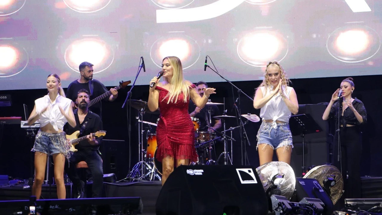 Tekirdağ Kiraz Festivali coşkulu sona erdi! Demet Akalın sahneyi salladı