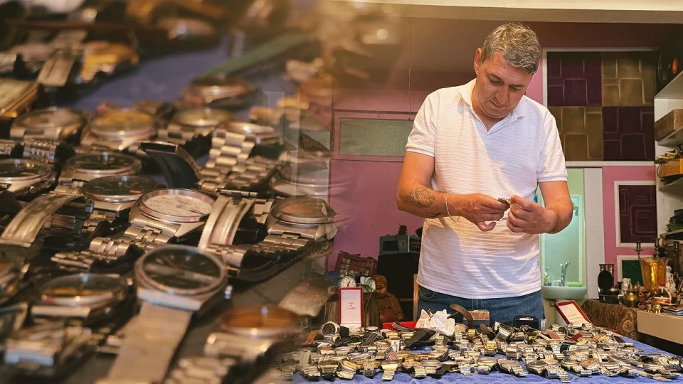 Eskişehir'de harçlıklarıyla başladı, servet değerinde koleksiyon oluşturdu: Geceleri kolunda 7 saatle uyuyor