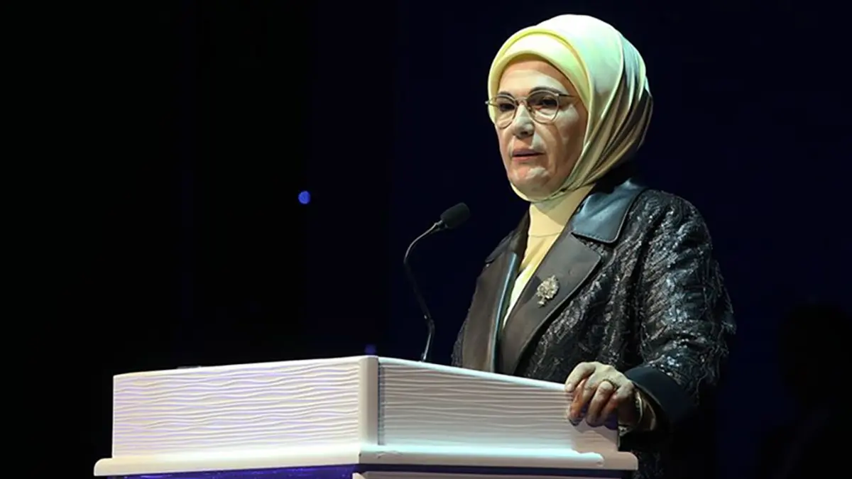 Deprem bölgelerinin ayağa kaldırılması! Emine Erdoğan: Anka kuşu gibi doğan asrın dayanışmasına hep birlikte şahit olduk