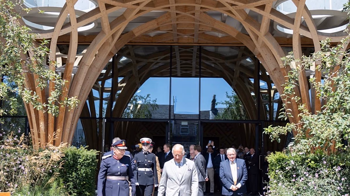 Kral 3. Charles'tan çevre dostu Cambridge Merkez Camii'ne ziyaret