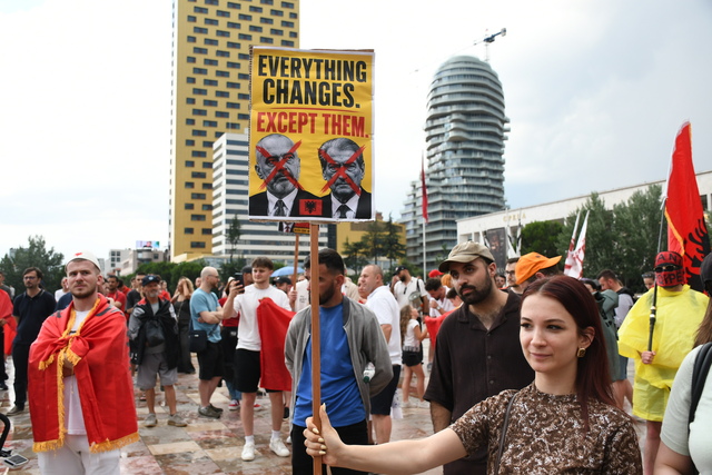 Arnavutluk'ta protestolar sürüyor!