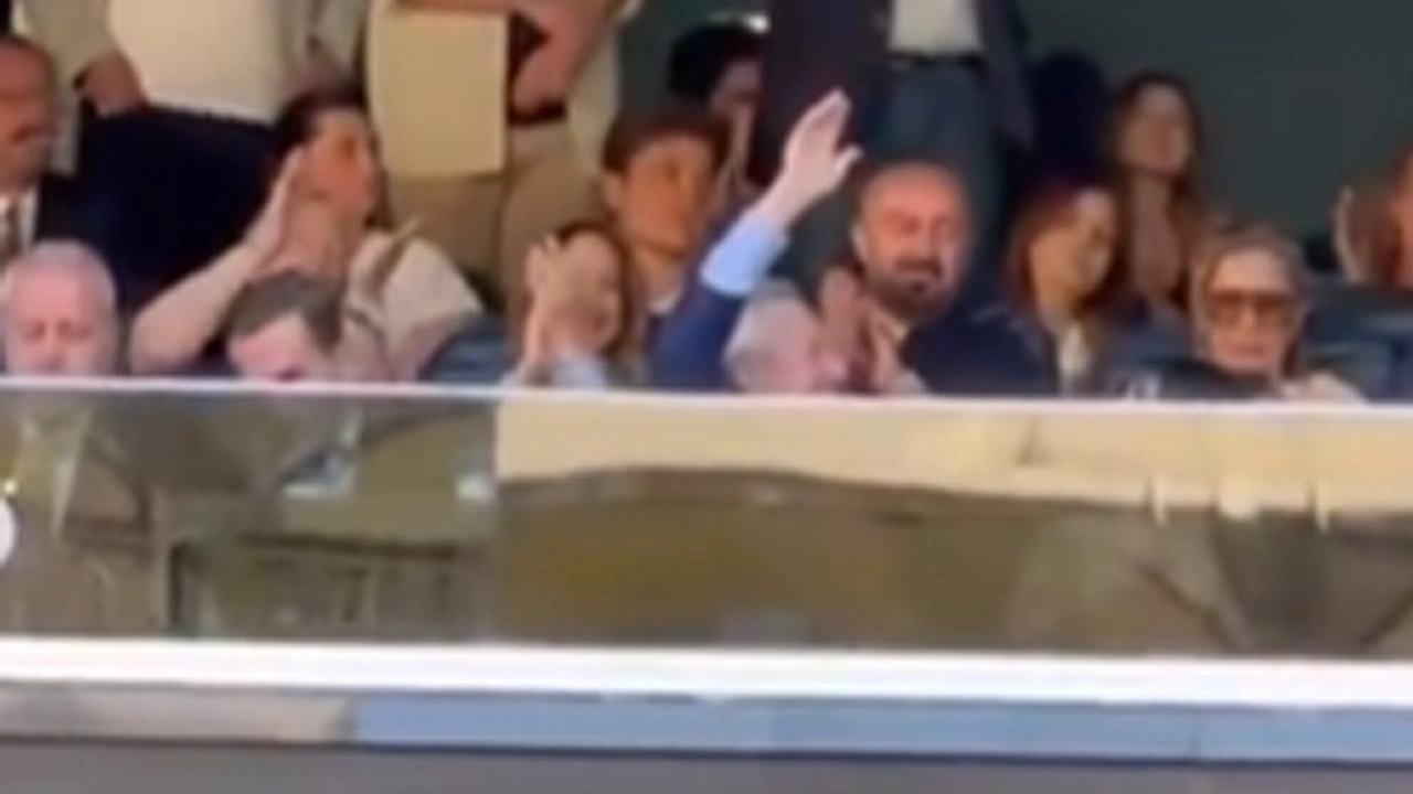 Aziz Yıldırımı sinirlendiren tezahürat: Hemen dönüp tepki gösterdi