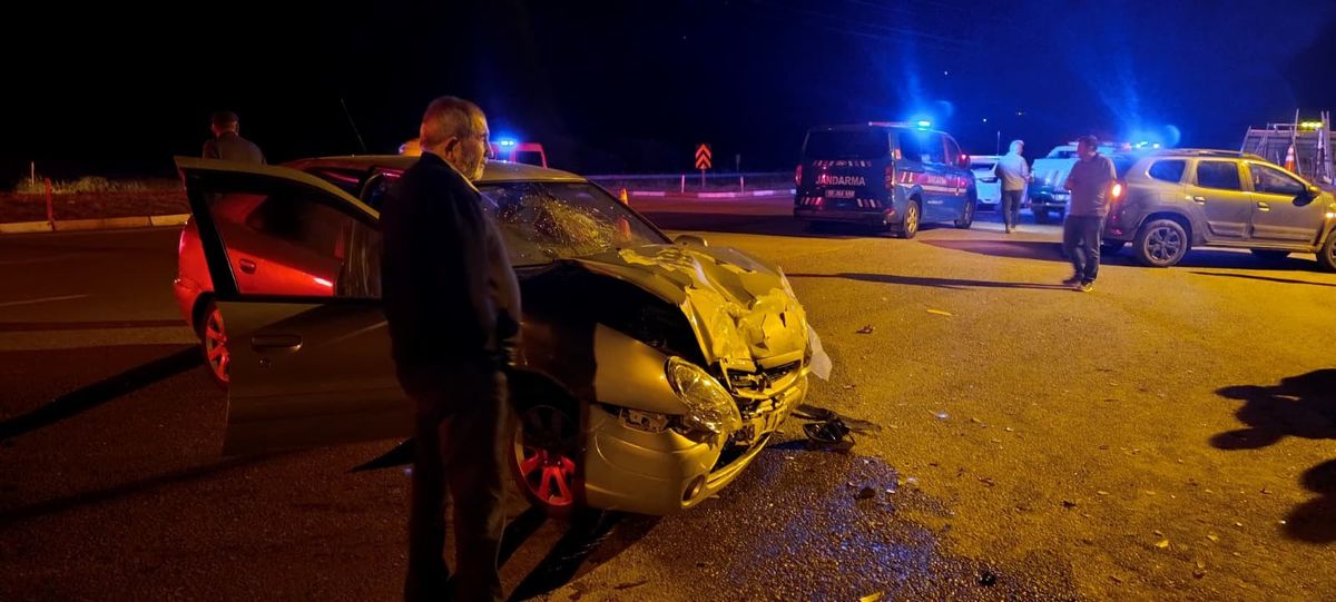 Sivas'ta iki otomobil çarpıştı: 1 ölü, 3 yaralı