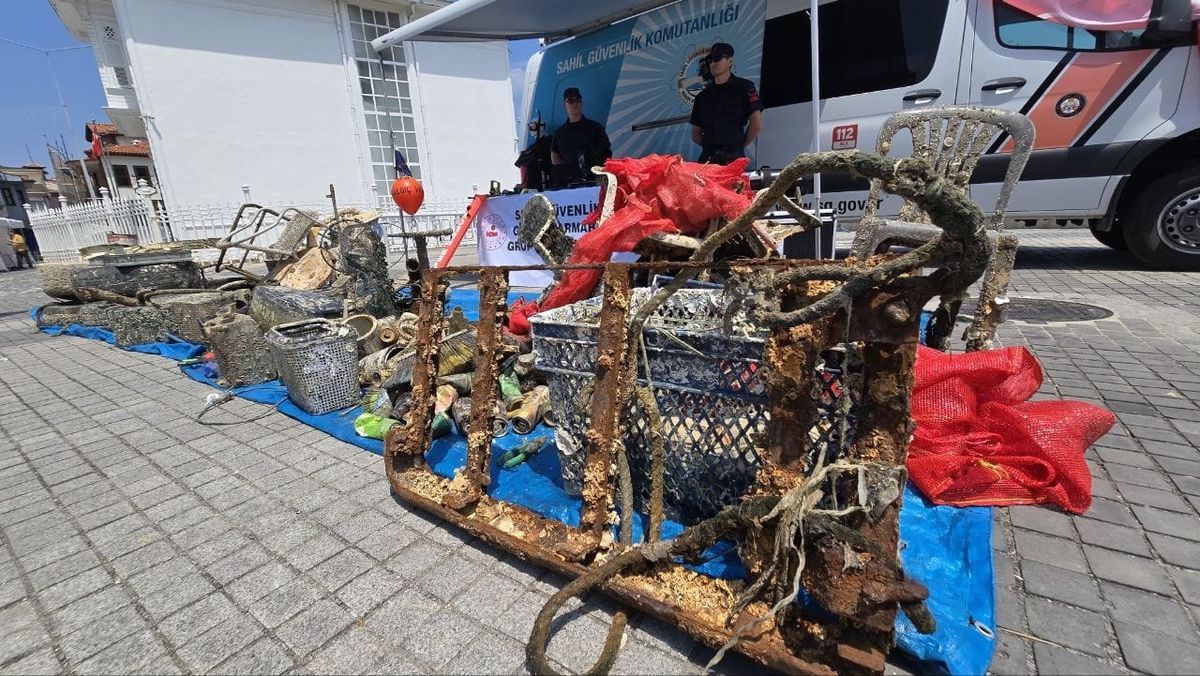 Mudanya'da denizden 2,5 ton atık çıkarıldı