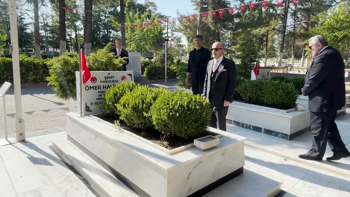 İhanete 'dur' diyen şehit Ömer Halisdemir'in kabrine ziyaret! Zekai Aksallı'dan 15 Temmuz mesajı