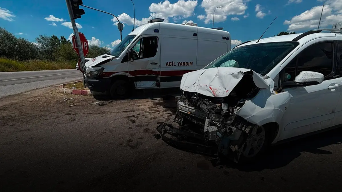 Ambulansla araba çarpıştı: Biri çocuk 7 yaralı var