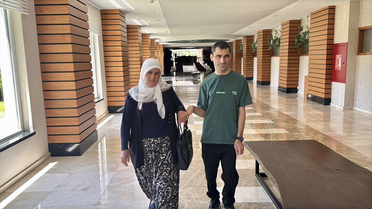 Serebral palsili Fatih pes etmeyerek emniyet müdürünün desteğiyle ayağa kalktı