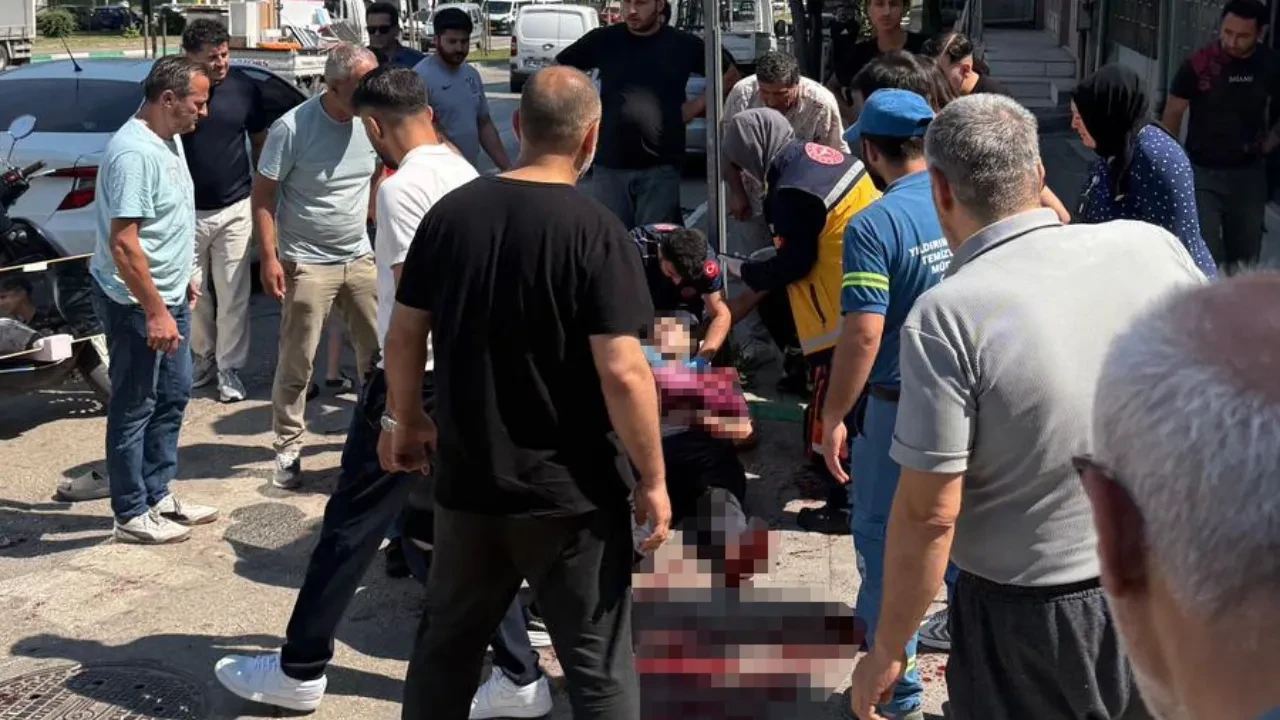 Kanlar içinde kalan oğluna sokakta tampon yaptı! 'Oğlum sakın ölme' yakarışı yürek yaktı