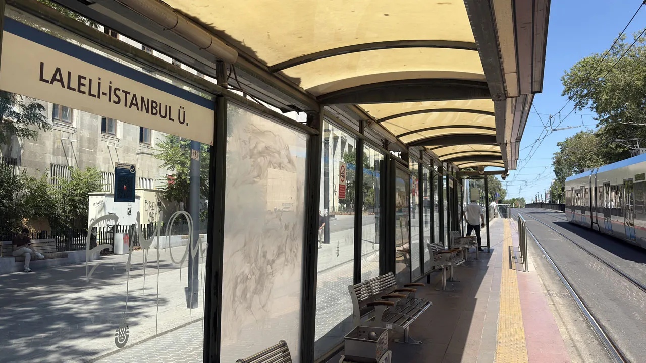 Laleli'de korkunç kaza! Raylara düşen çocuk, tramvayın altında can verdi