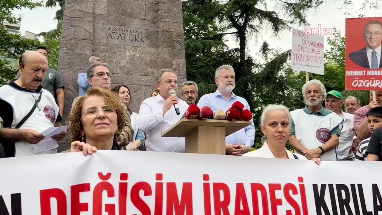 Trabzon'da CHP'lerden görevden almalara tepki: 'Kılıçdaroğlu, sen yol arkadaşlarını satan adamsın'