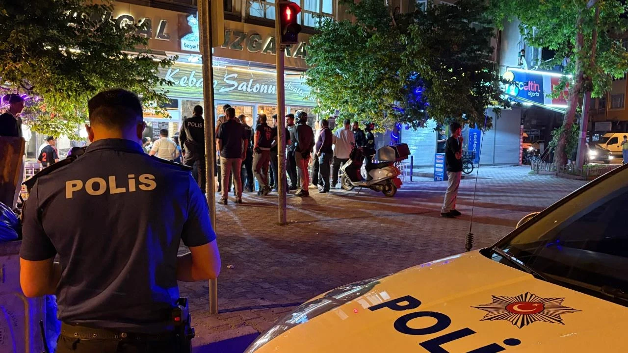 Kebapçıda döner bıçaklı kavga: İş yeri sahibi ve çalışan yaralandı