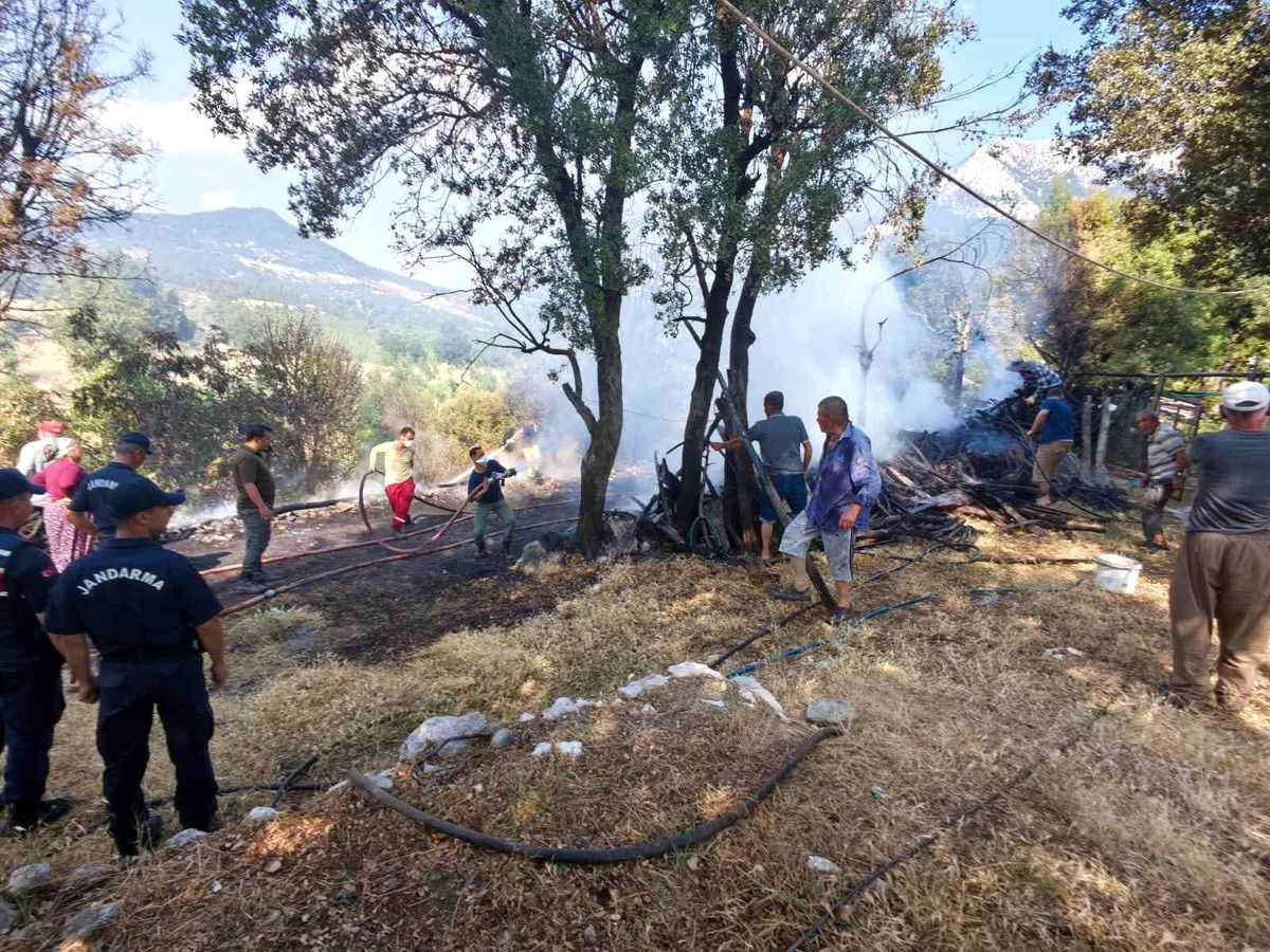 Kumluca'da odunlukta başlayan yangın boş evin bahçesine sıçradı