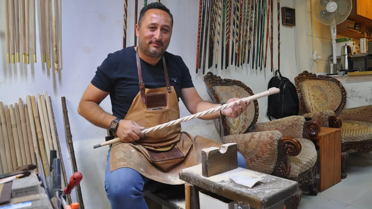 Sınıfta İngilizce, atölyede asırlık zanaat! Dedesinden öğrendi, atölye açtı