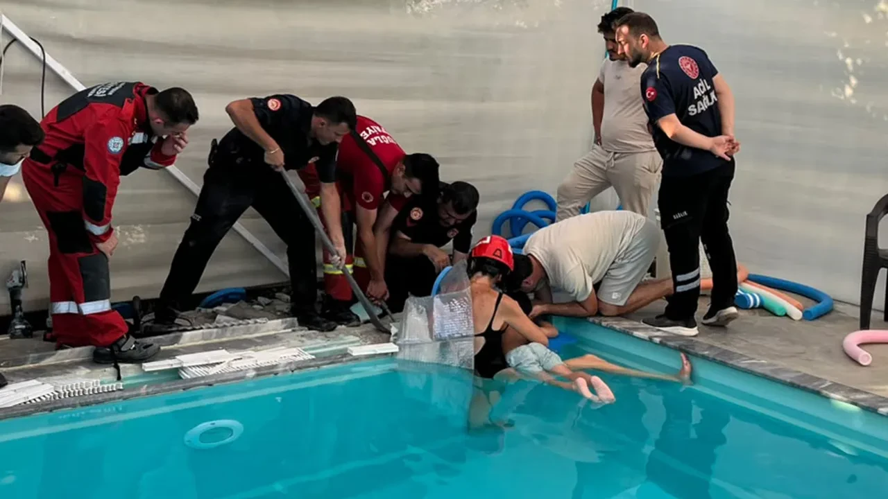 Havuzda dikkatlerden kaçan tehlike! 4 yaşındaki çocuk kolunu sıkıştırdı