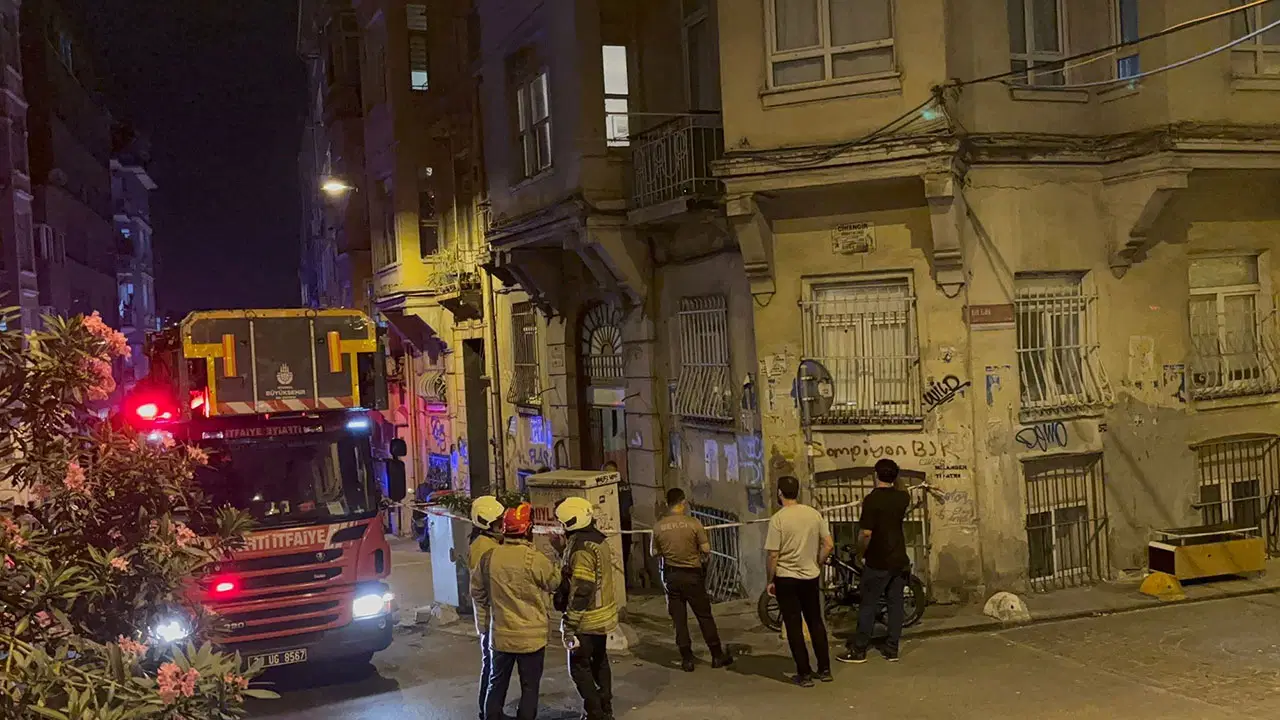 Beyoğlu'nda korkutan gece: 5 katlı binada göçük, bina mühürlendi