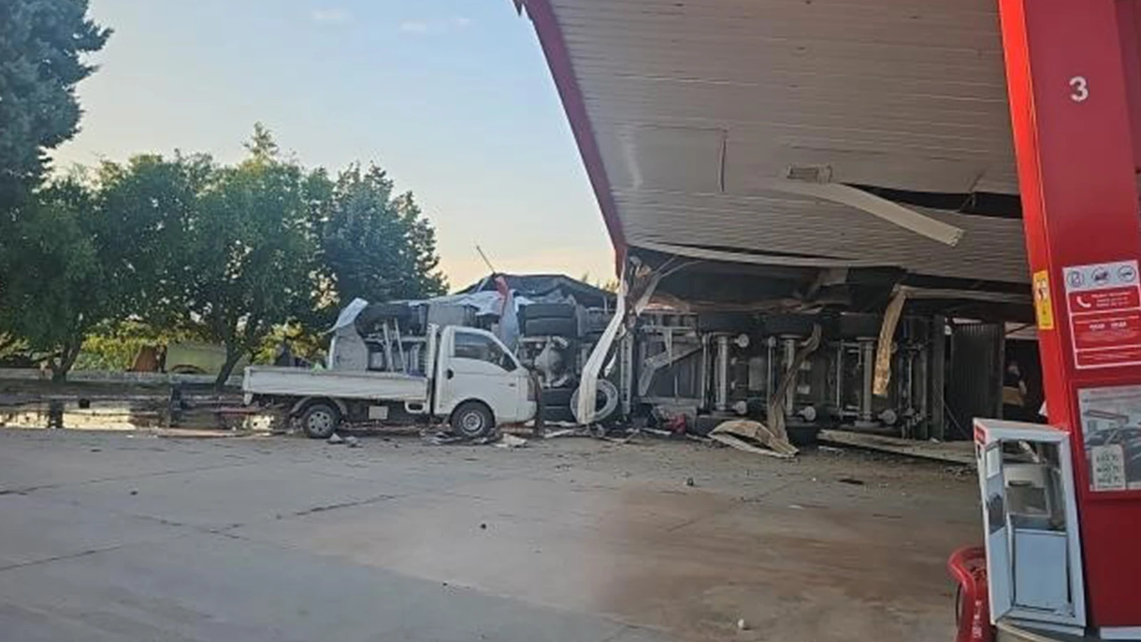 İznik'te kömür yüklü tır akaryakıt istasyonuna daldı: 1 ölü