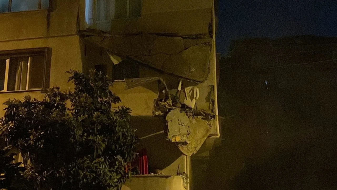 Balkon çöktü, bina tahliye edildi