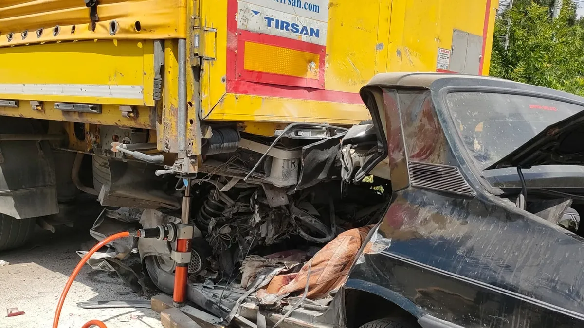Samsun'da feci kaza: Otomobil TIR'a ok gibi saplandı! Karı-koca kurtarılamadı…