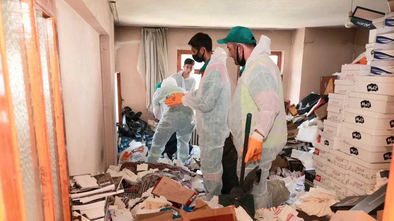 Çöp ev operasyonu: 20 ton atık çıkarıldı