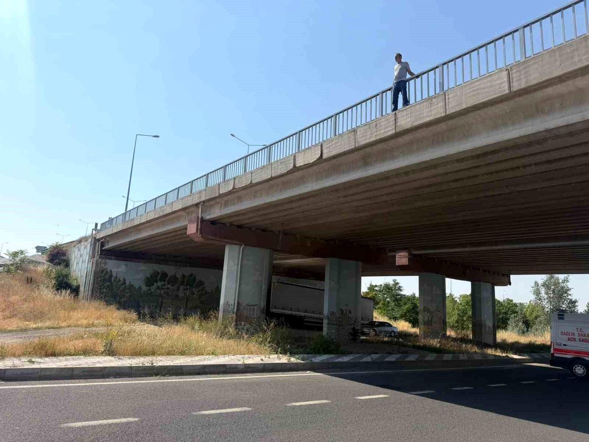 Kavşakteki üst geçit korkuluklarına çıkan şahıs sebebi ile EskişehirAfyonkarahisar yolu trafiğe kapandı