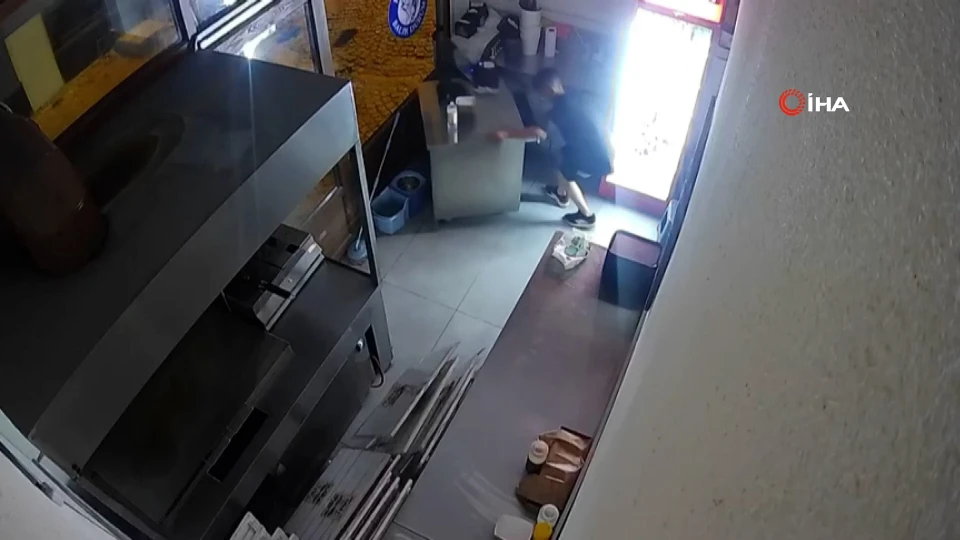 Saraçlar Caddesi’nde İş Yerine Giren Çocuklar 2 Bin 500 Lira Çaldı