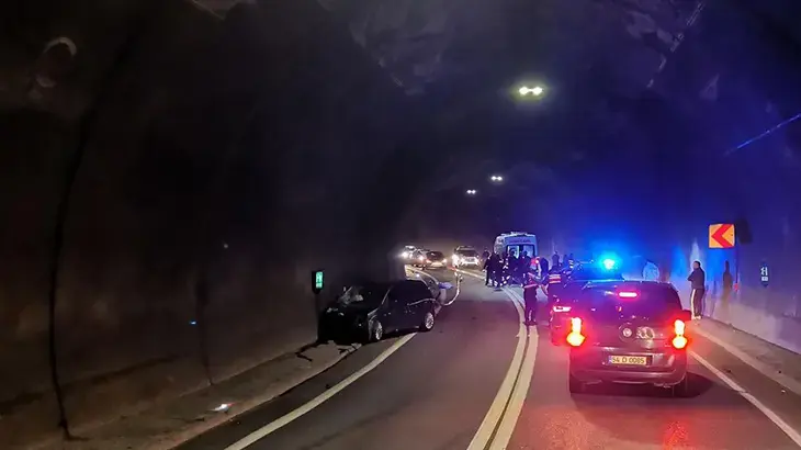 Tünelde otomobil ile motosiklet çarpıştı; 1 ölü, 2 yaralı