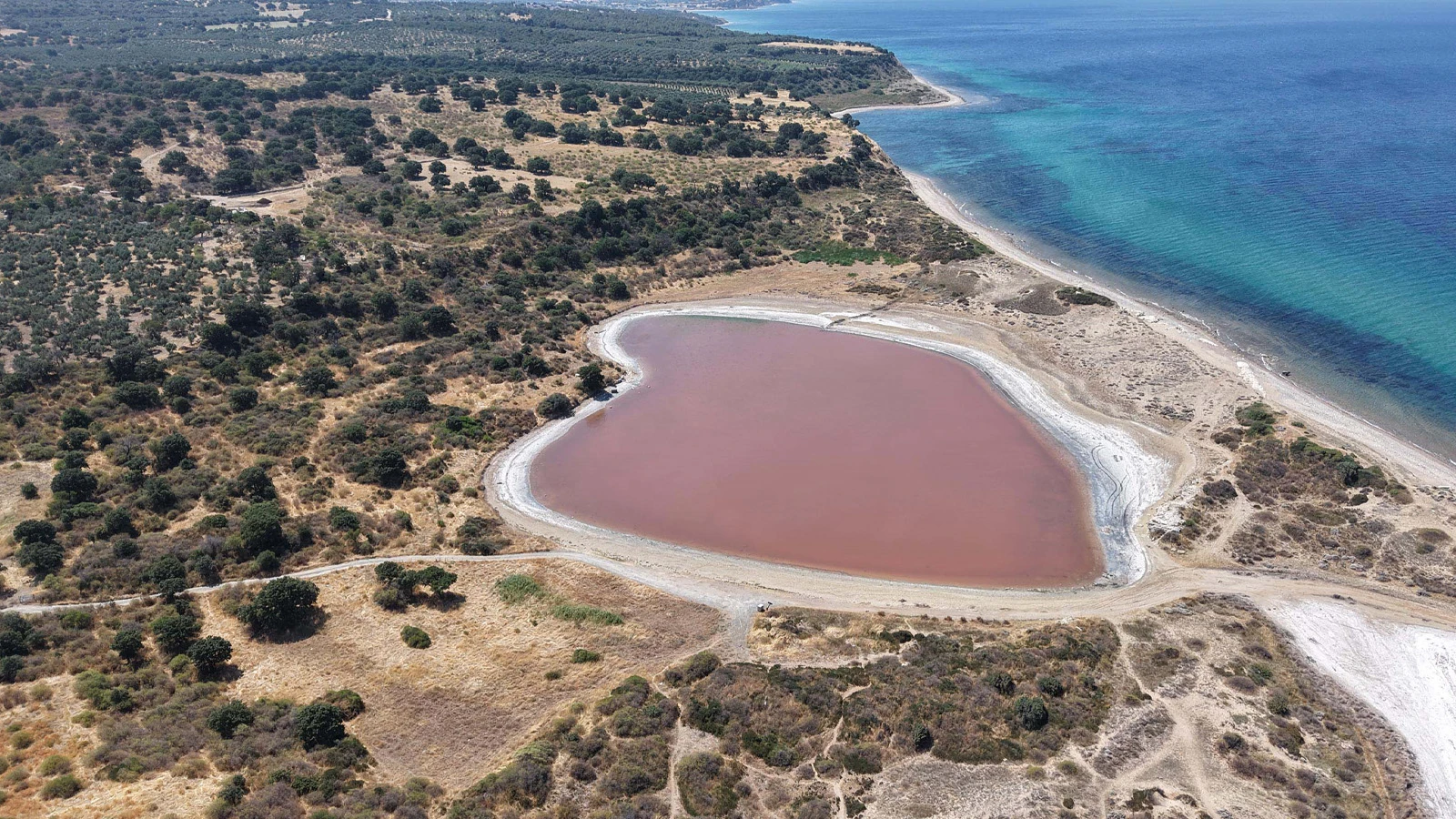 Çanakkale'de kartpostallık manzara: 'Kalpli Göl' pembeye döndü