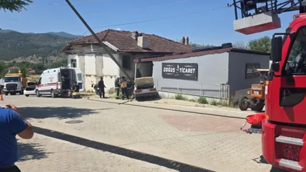 Denizli'de feci kaza! Kontrolden çıktı, duvara ok gibi saplandı: Yaşlı çiftten acı haber