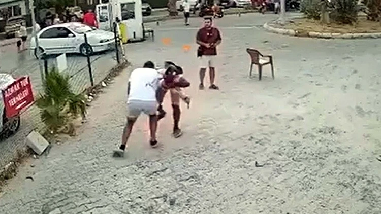 Muğla’da sokak ortasında bıçaklı kavga! Birbirini yaralayan iki kişiden birinin durumu ağır