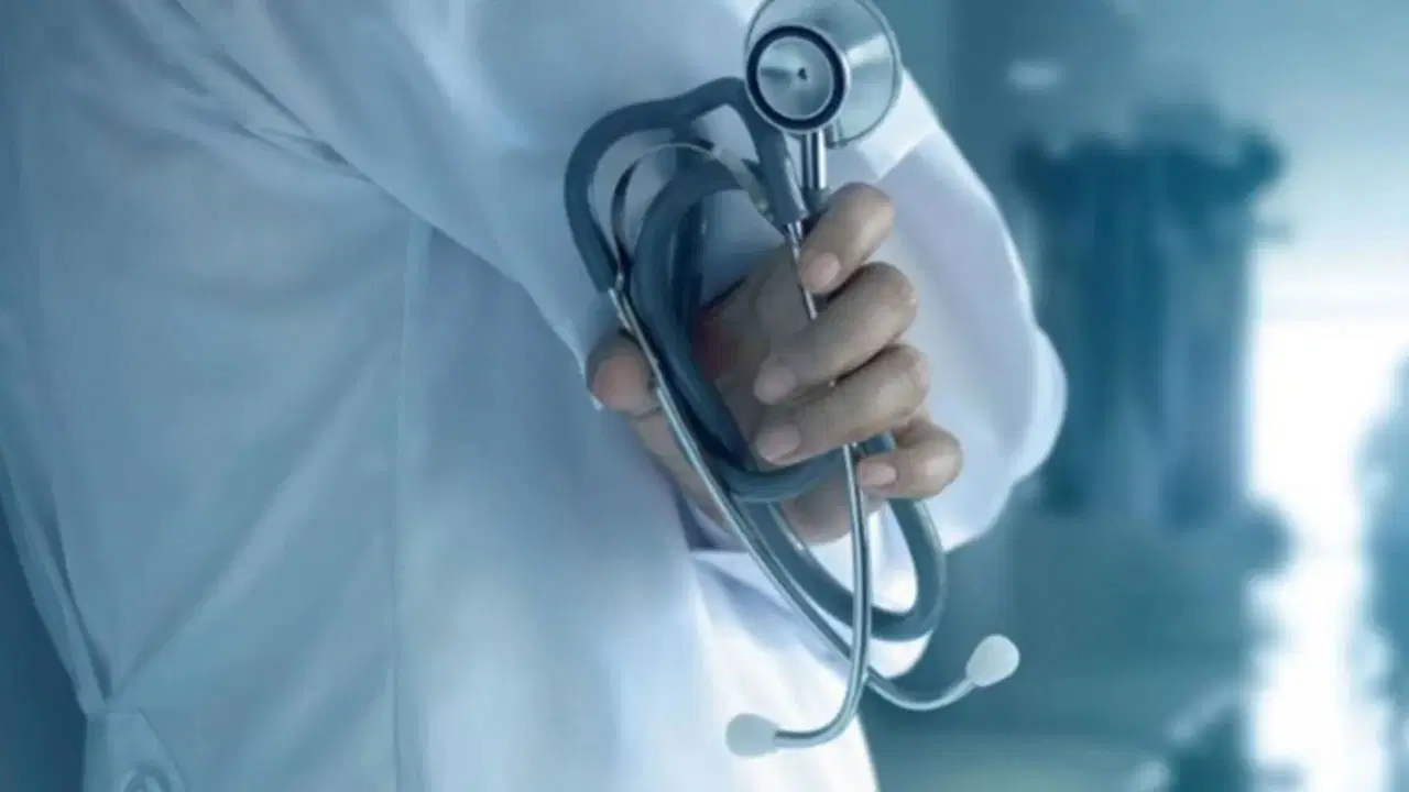 Tepki çeken 'kadın sünneti' reklamı sonrası hekim hakkında disiplin soruşturması: Özel klinikte kadın sünneti ilanı tepki çekti