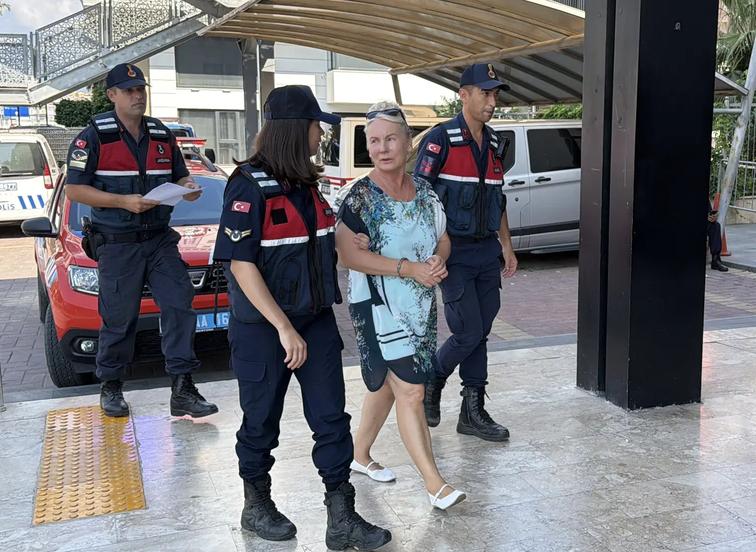 13 yaşındaki kız çocuğunun haşema ile havuza girmesine izin vermeyen Rus uyruklu site yöneticisi tutuklandı