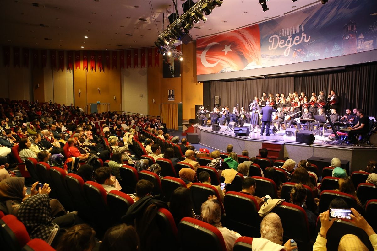 Erzurum'da öğretmenlerden oluşan Maarif Orkestrası ve Korosu sahne aldı