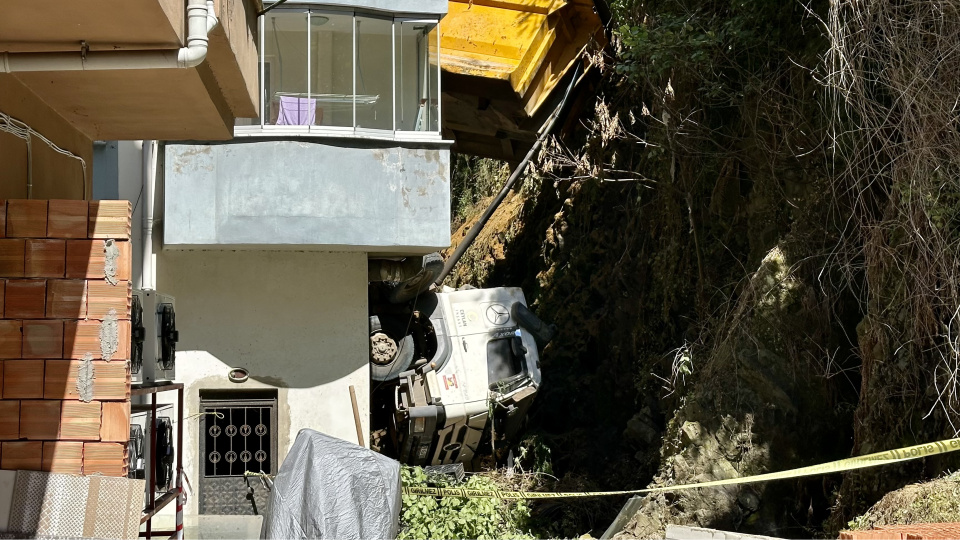 Freni boşalan kamyon apartman ile duvar arasına girdi: 2 daire zarar gördü