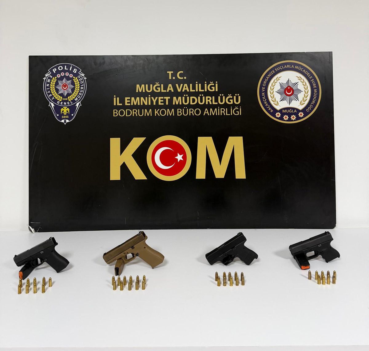 Polisten kaçan 4 şüpheli, ruhsatsız tabancalarla yakalandı
