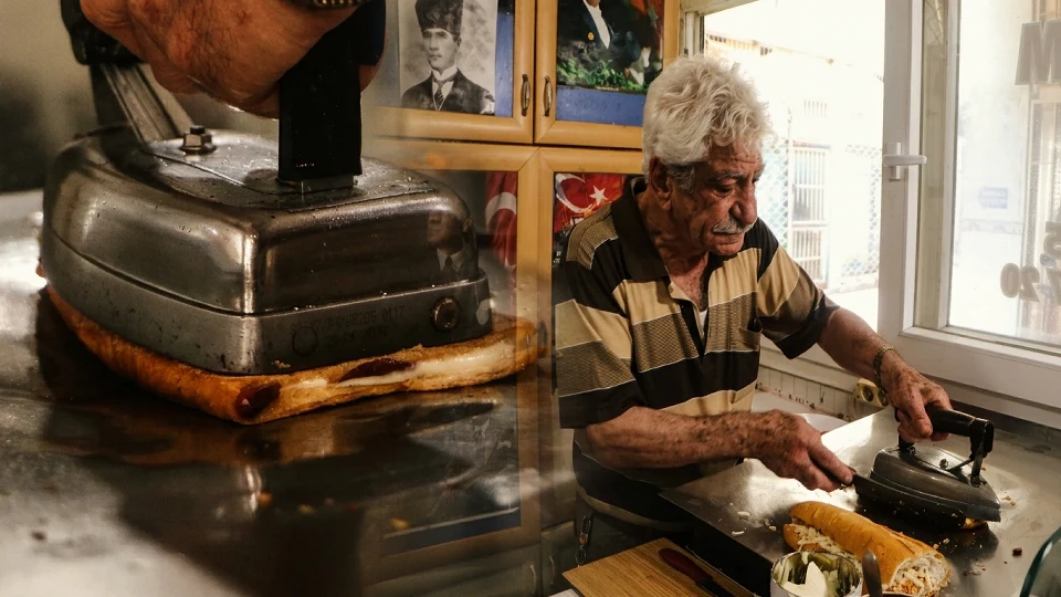 Adana'da yarım asırlık lezzet durağı... 'İlk günkü gibi bana dostluk ediyor': 76 yaşındaki Tahsin Usta'nın elindeki krom ütünün şaşırtıcı hikayesi! | YAŞAM HABERLERİ