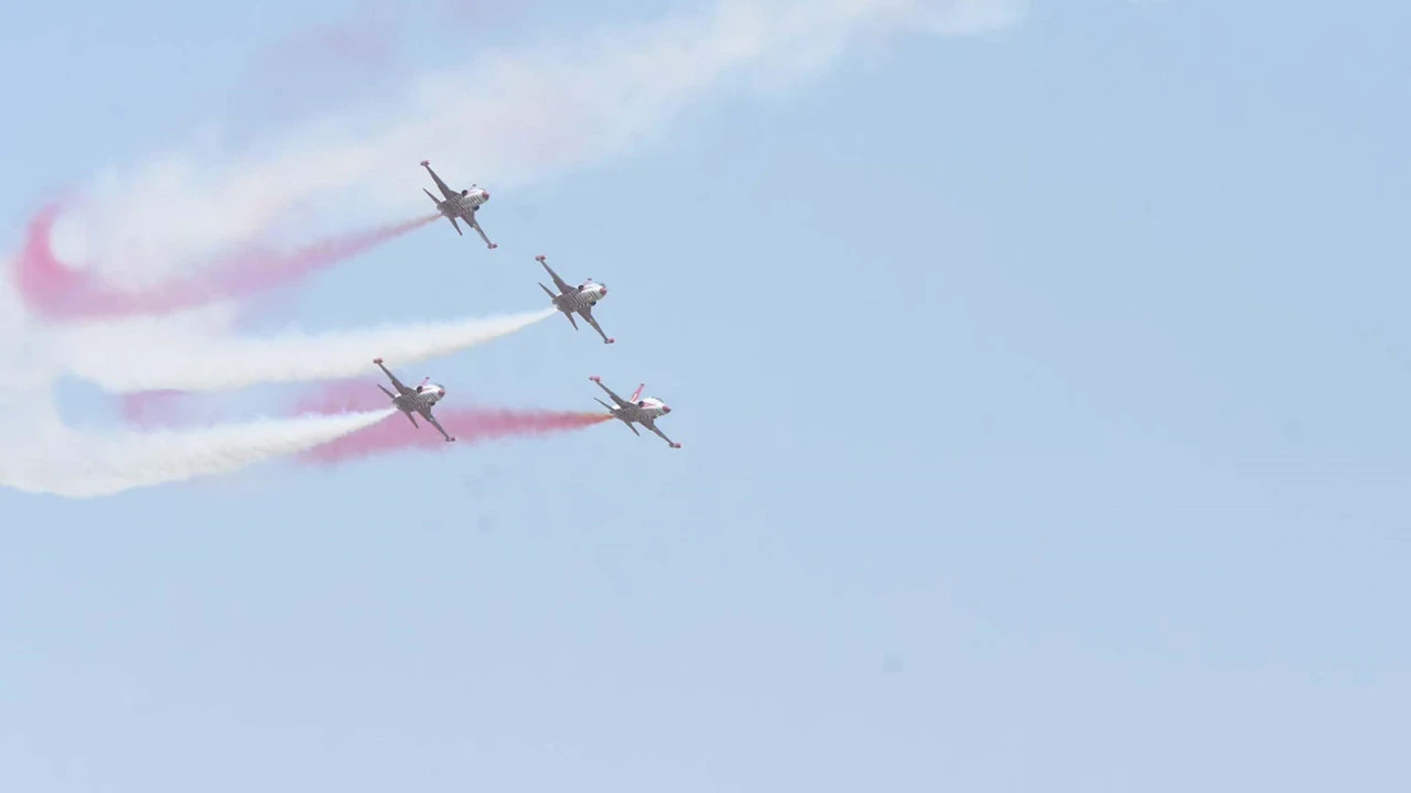 SOLOTÜRK ve Türk yıldızları nefes kesti: İzmirliler Jet Üssü’ne akın etti