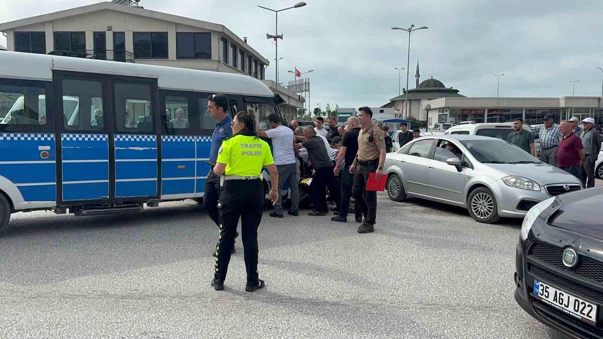 Alaplı'da minibüs, motosiklete çarptı 1 yaralı