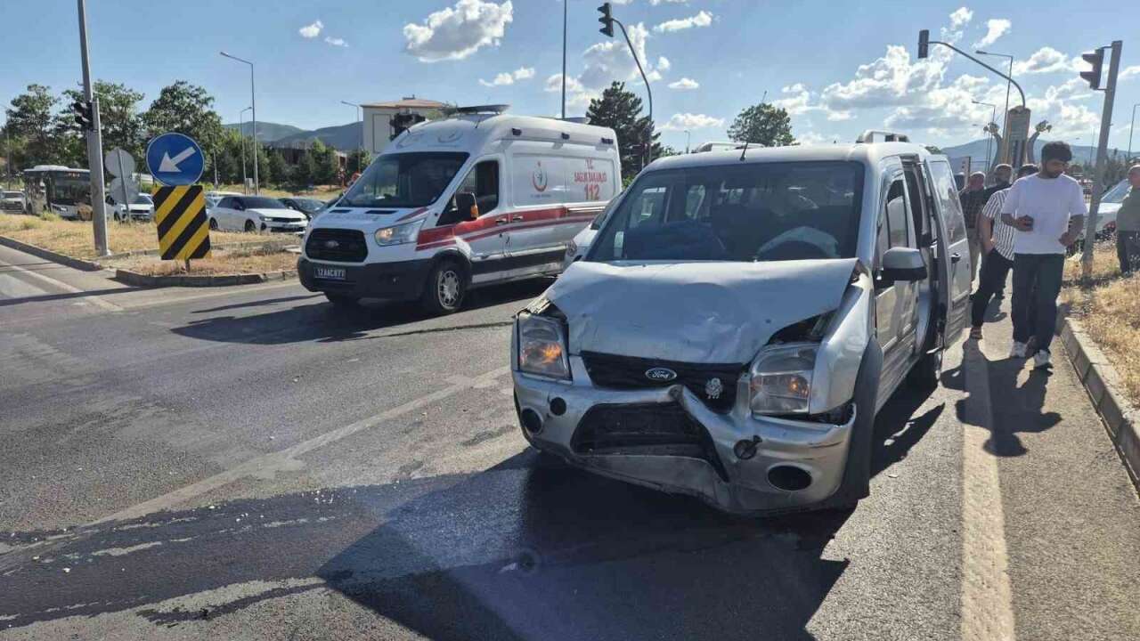 Bingöl'de kavşakta kaza: İki kişi yaralandı