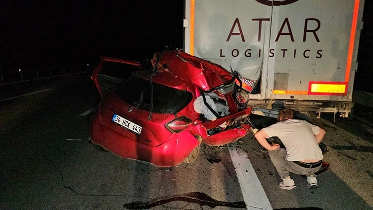 Feci kaza! Otomobil TIR'a arkadan çarptı: 1 ölü