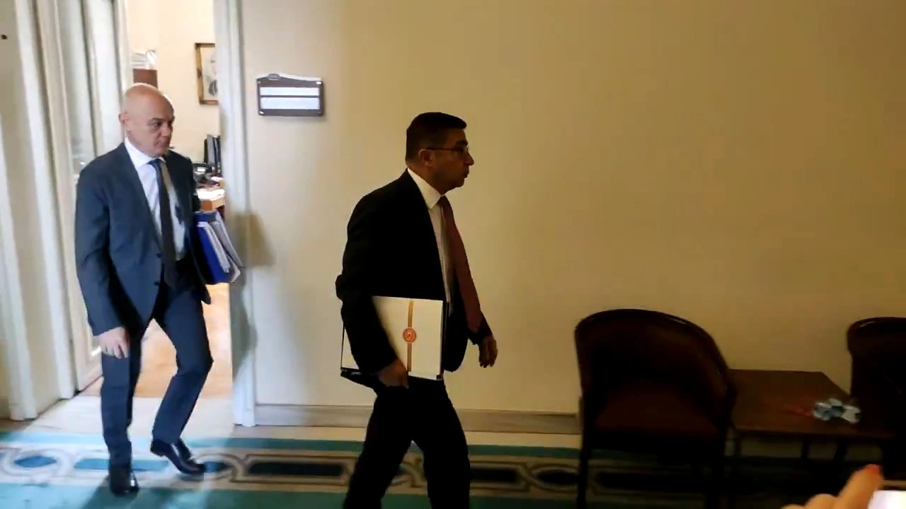 Son Dakika | Türkiye'nin yeni partisinin kuruluş belgeleri bakanlığa işte böyle götürüldü!
