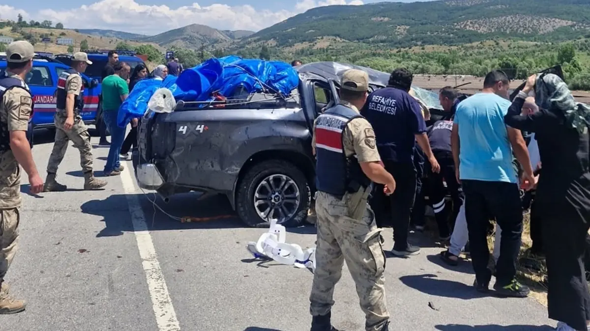 Kamyonet kazasında can pazarı: Ölü ve yaralılar var