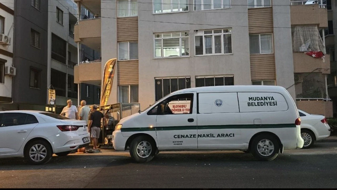 Yaşlı kadın evinde boğazı kesilmiş halde bulundu