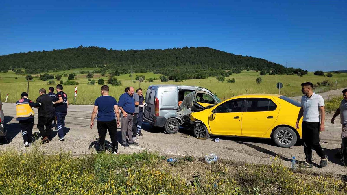 Taksi ile hafif ticari araç çarpıştı: 4 yaralı
