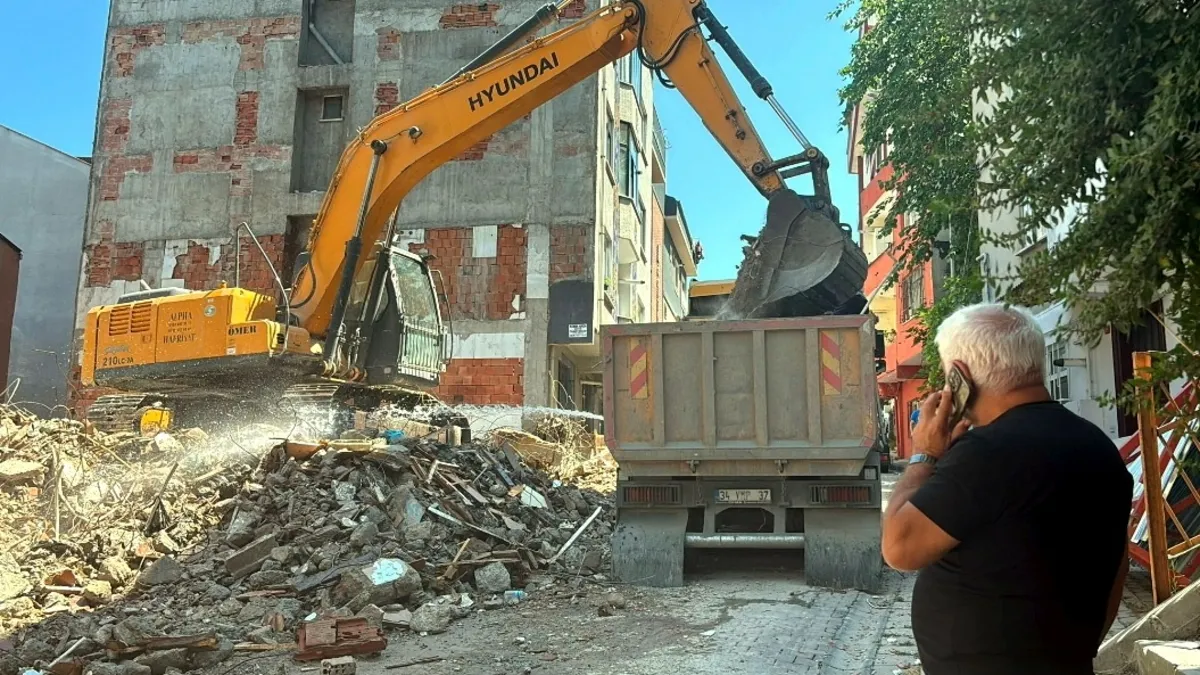 Kağıthane'de kontrolsüz yıkım! Molozlar çevredeki binalara hasar verdi